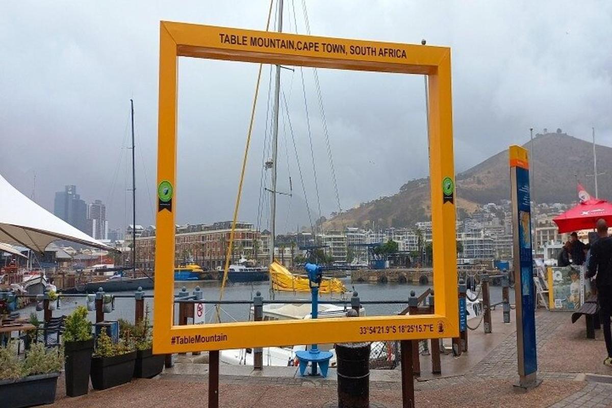 suda teknelerin olduğu bir marinanın işareti