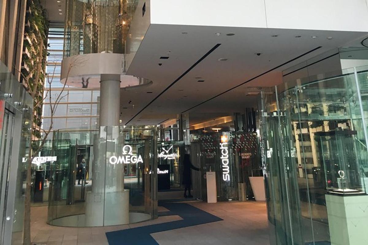 una hall di un centro commerciale con porte in vetro