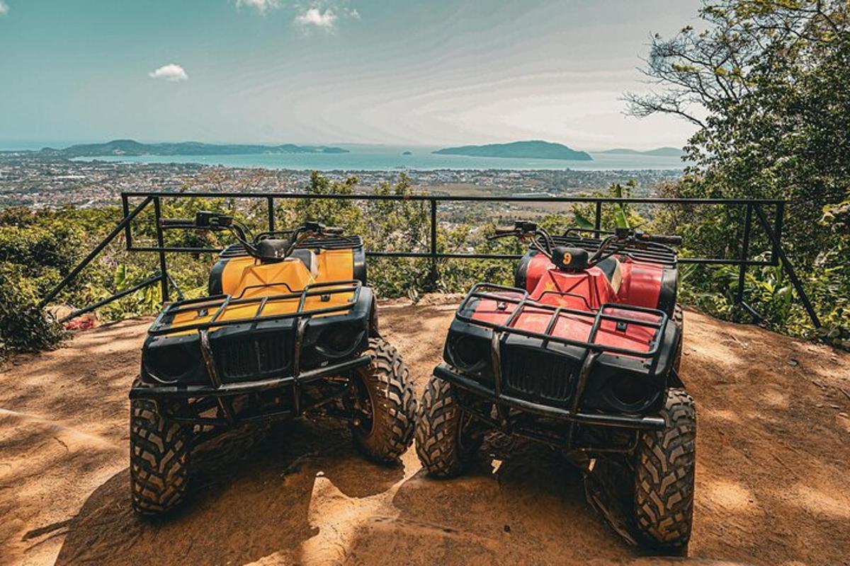 două ATV-uri așezate pe vârful unui deal de pământ
