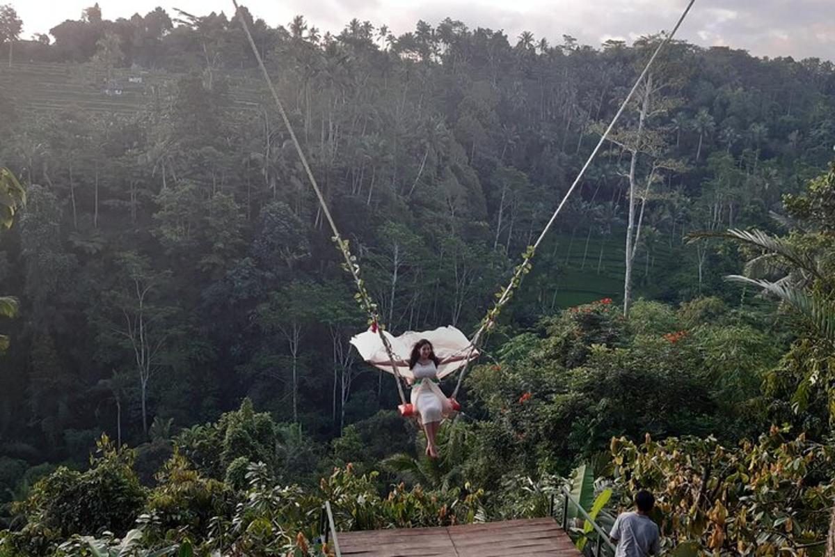 een meisje dat op een schommel in de jungle schommelt