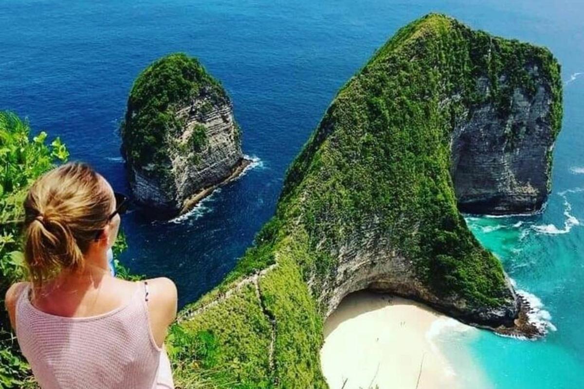 žena stojící na útesu a dívající se na oceán