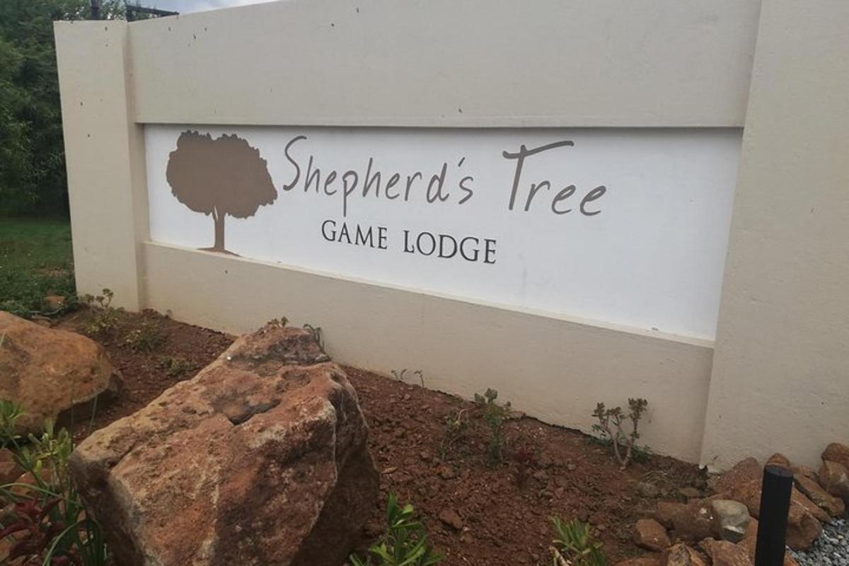μια πινακίδα για το καταφύγιο θηραμάτων Aingers Tree με μια πέτρα