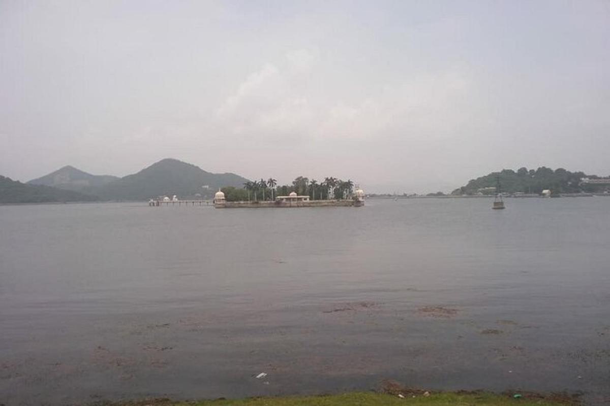 a island in the middle of a large body of water