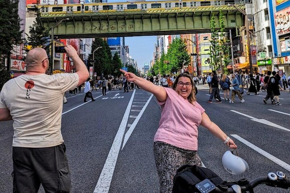 un uomo e una donna in piedi in mezzo a una strada