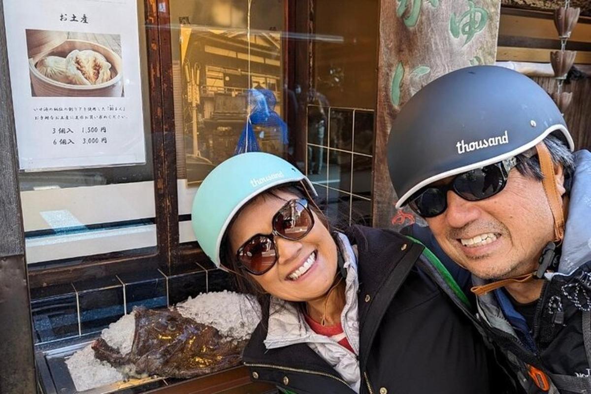 un uomo e una donna che indossano cappelli davanti a un negozio