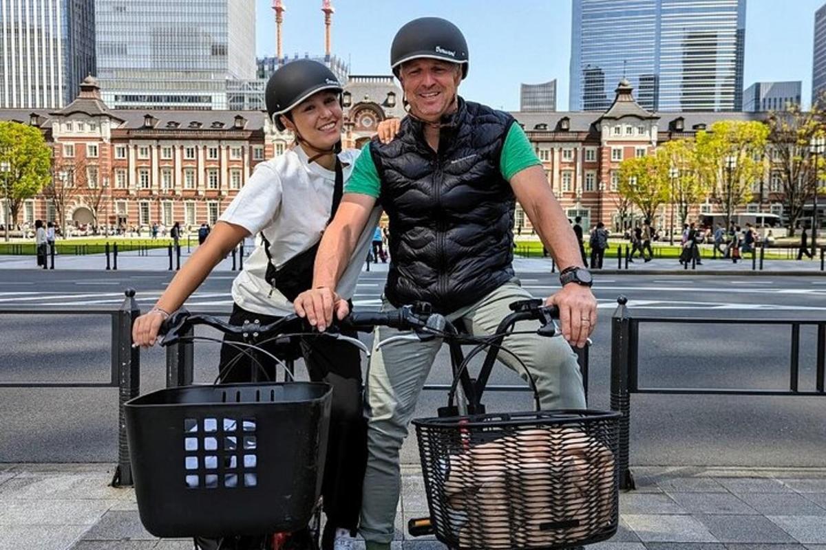 un uomo e una donna in bicicletta