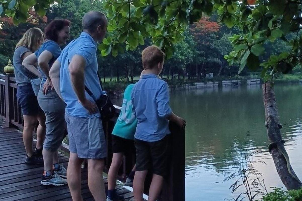 skupina ľudí stojacich na móle a pozerajúcich sa na vodu