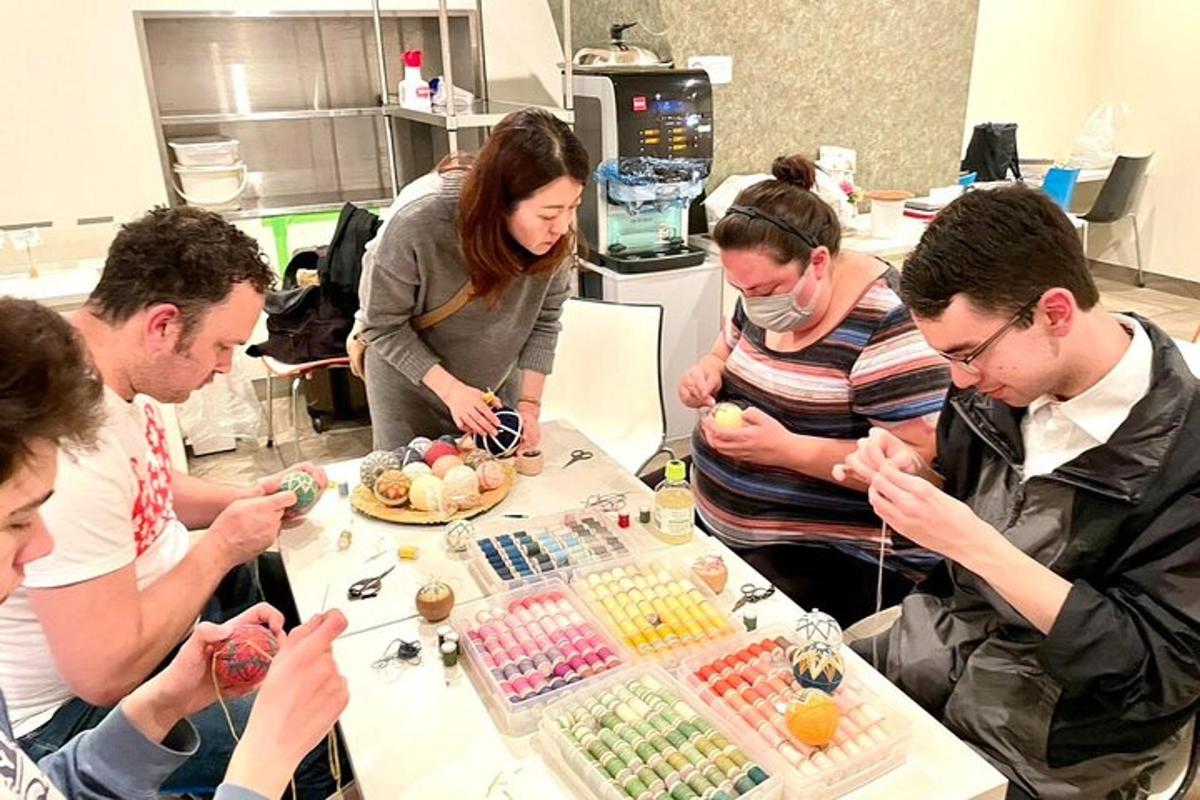 skupina lidí stojících kolem stolu s jídlem