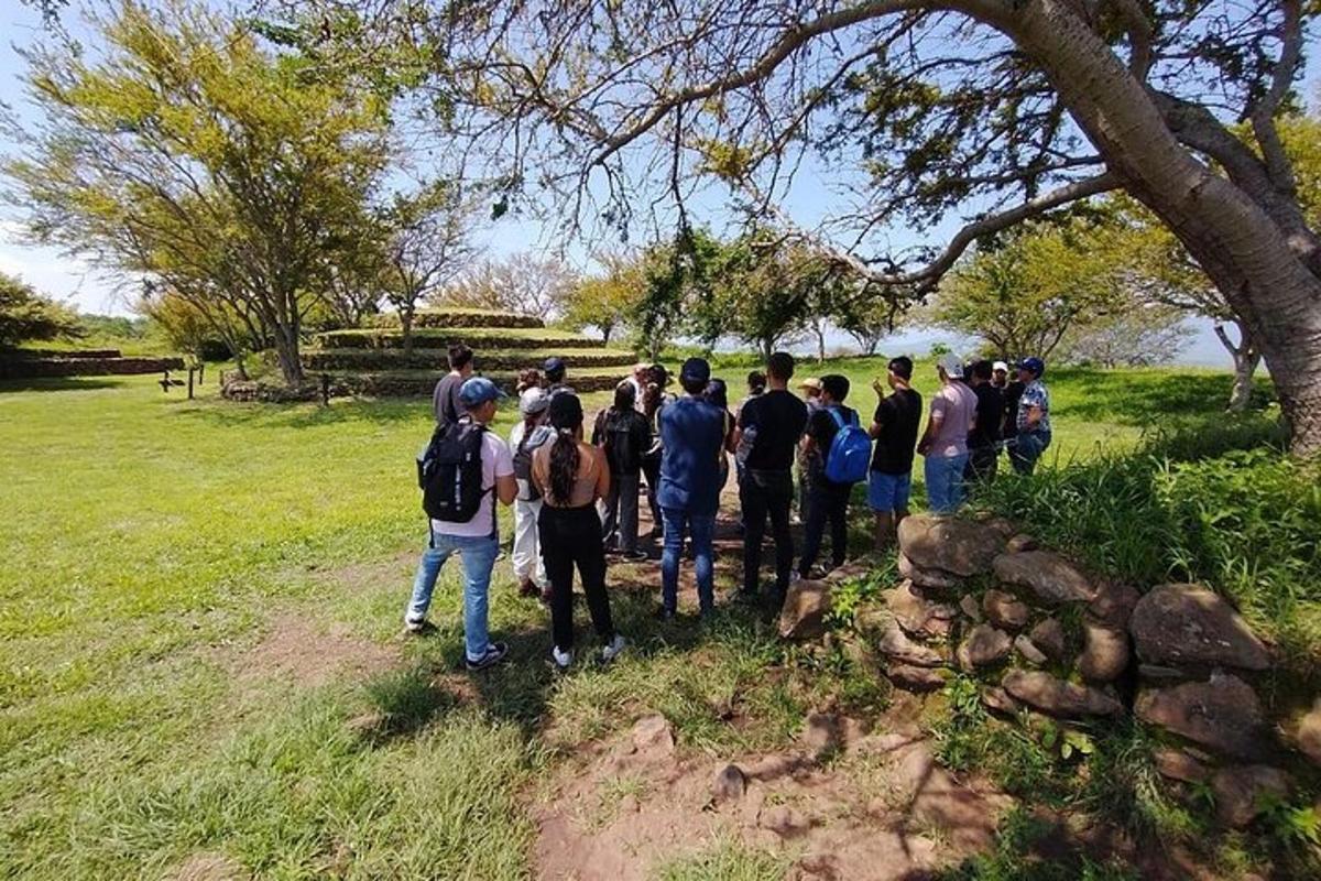 μια ομάδα ανθρώπων που στέκονται σε ένα χωράφι