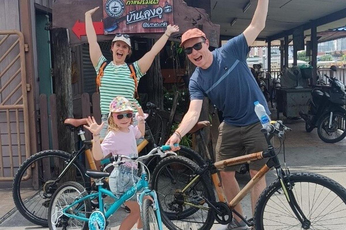 muž a dve deti s bicyklami