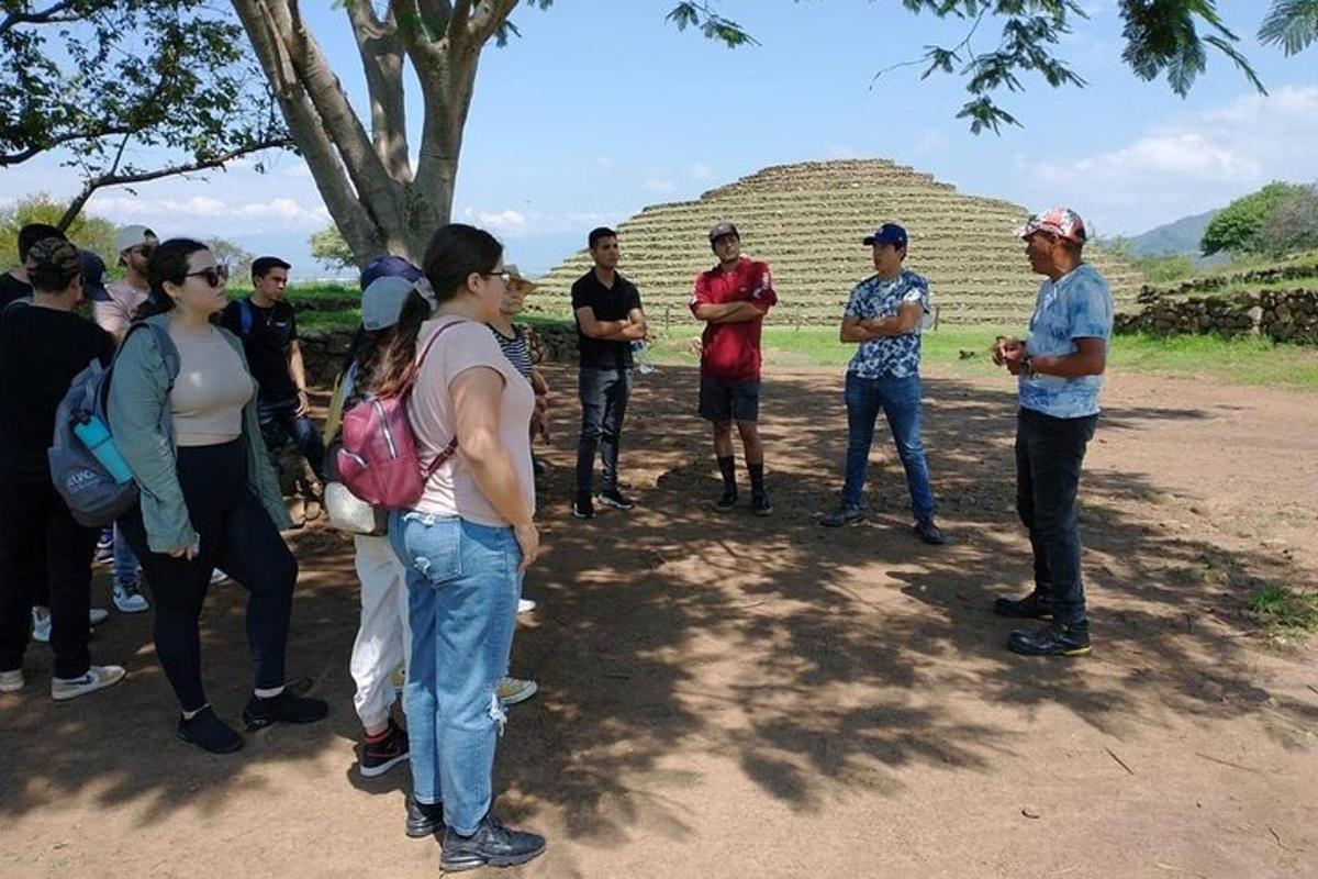 un grup de oameni care stau în fața unei clădiri