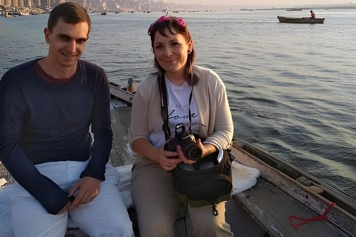 um homem e uma mulher sentados em um barco na água