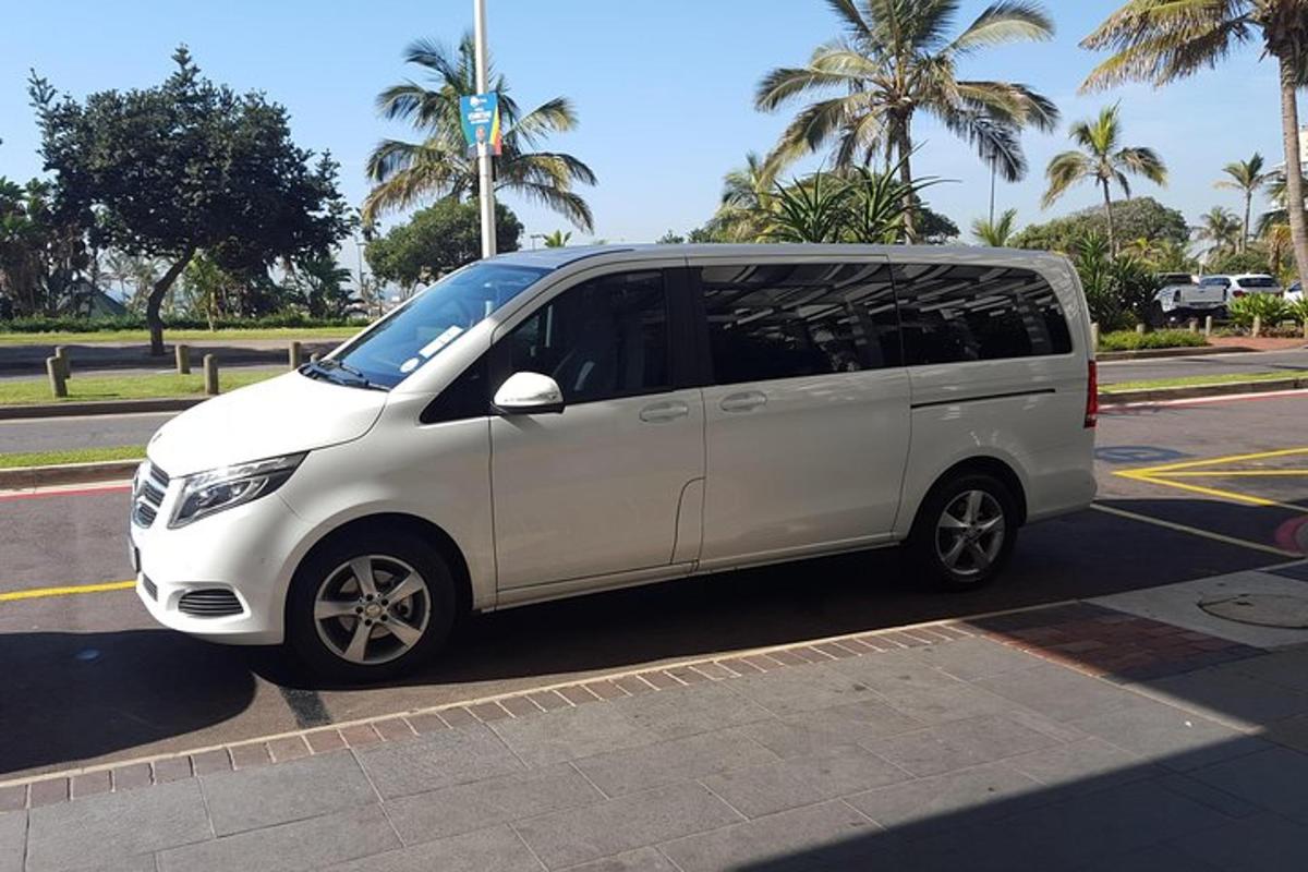 sebuah van putih diletakkan di tempat letak kereta