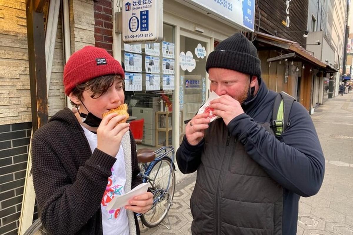 en mand og en kvinde spiser mad på gaden