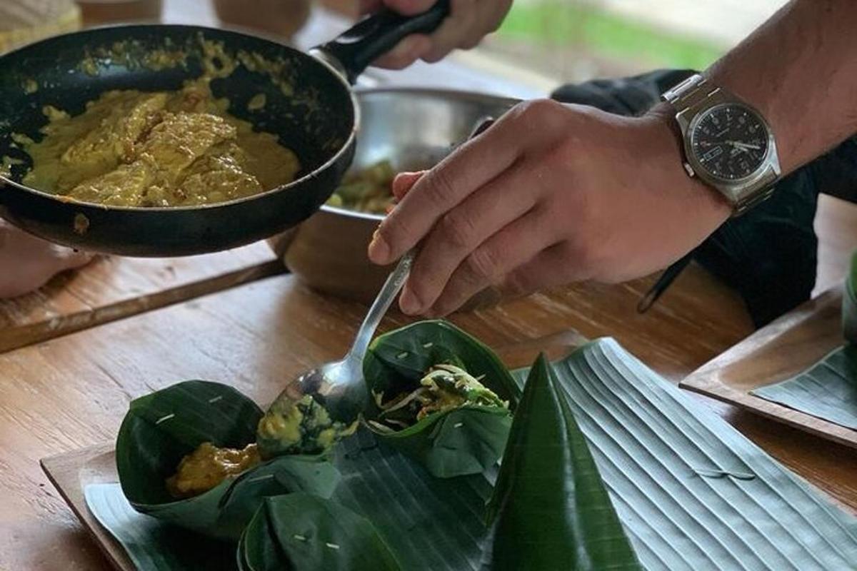 una persona con una cuchara y un tazón de comida