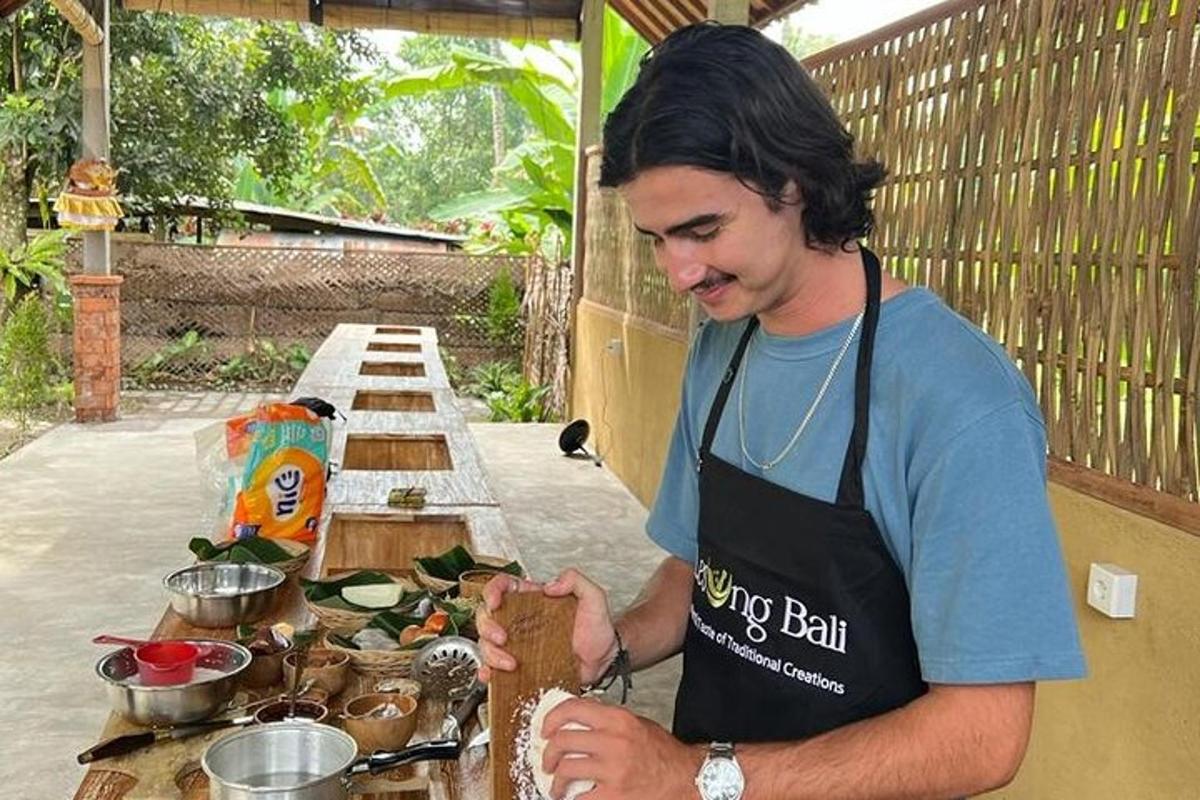 Un hombre con delantal preparando comida en una mesa.