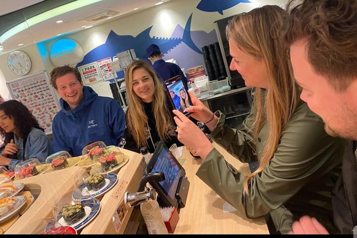 en kvinde tager et billede af en kunde på en restaurant