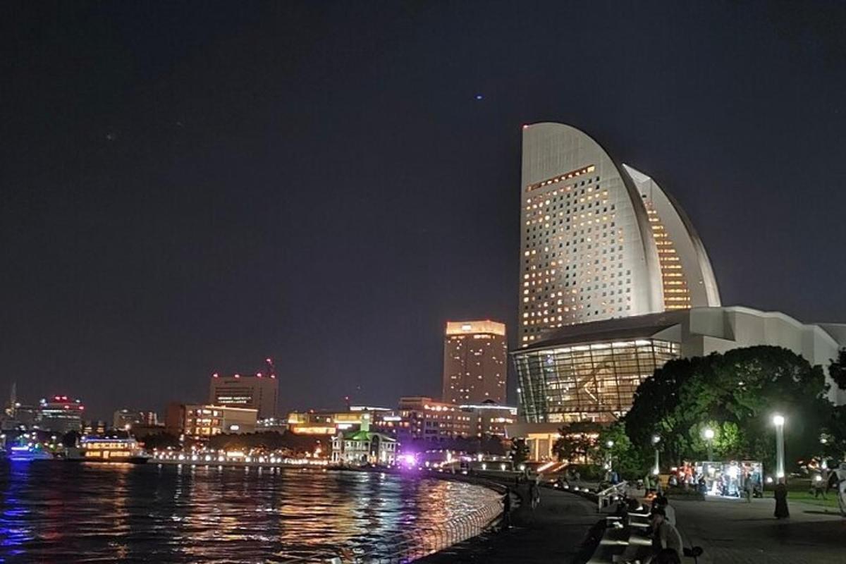 una ciutat de nit amb un gran edifici il·luminat