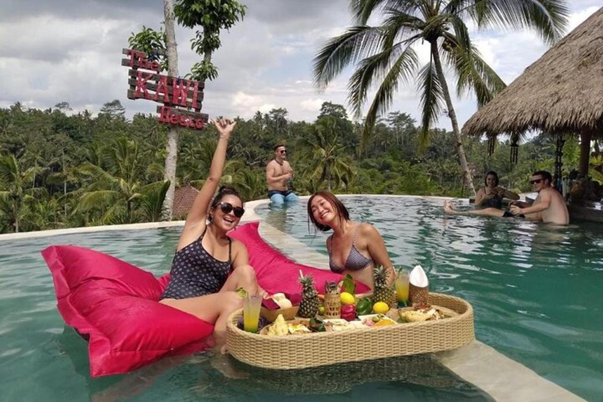 Dos mujeres tumbadas sobre almohadas en una piscina.