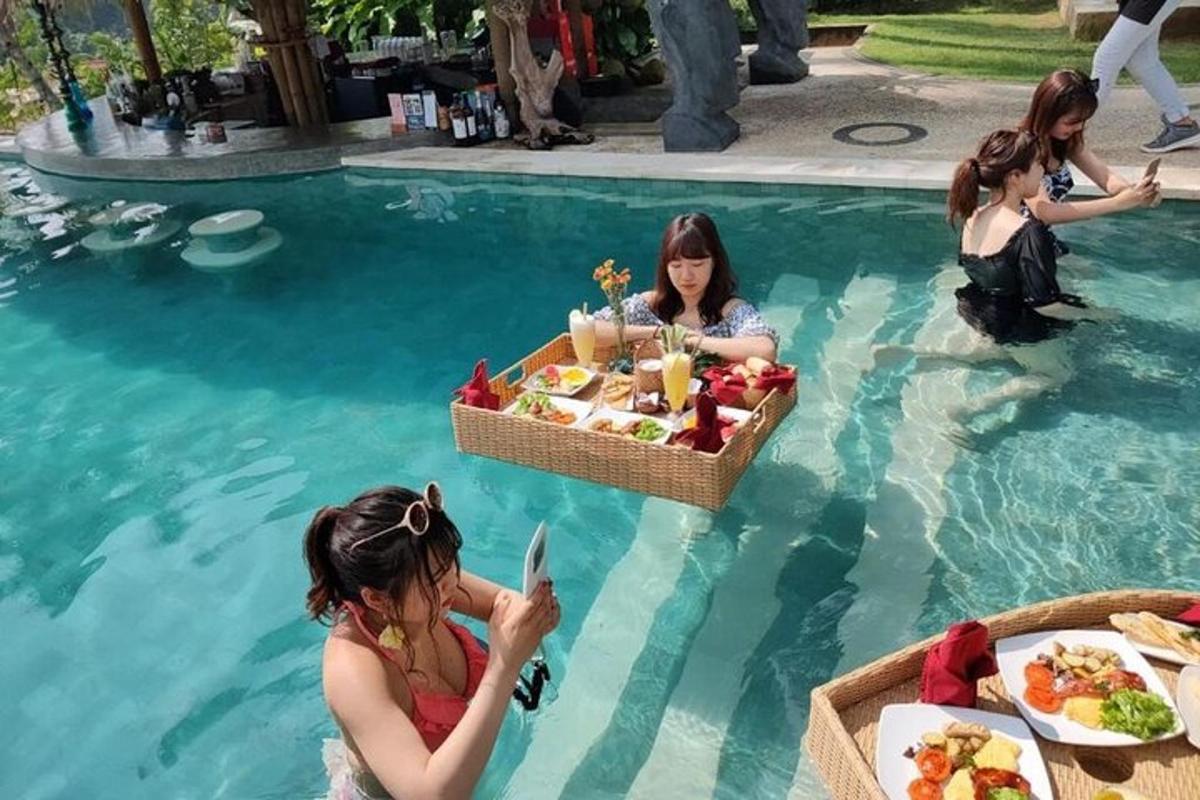 un gruppo di donne sedute in una piscina