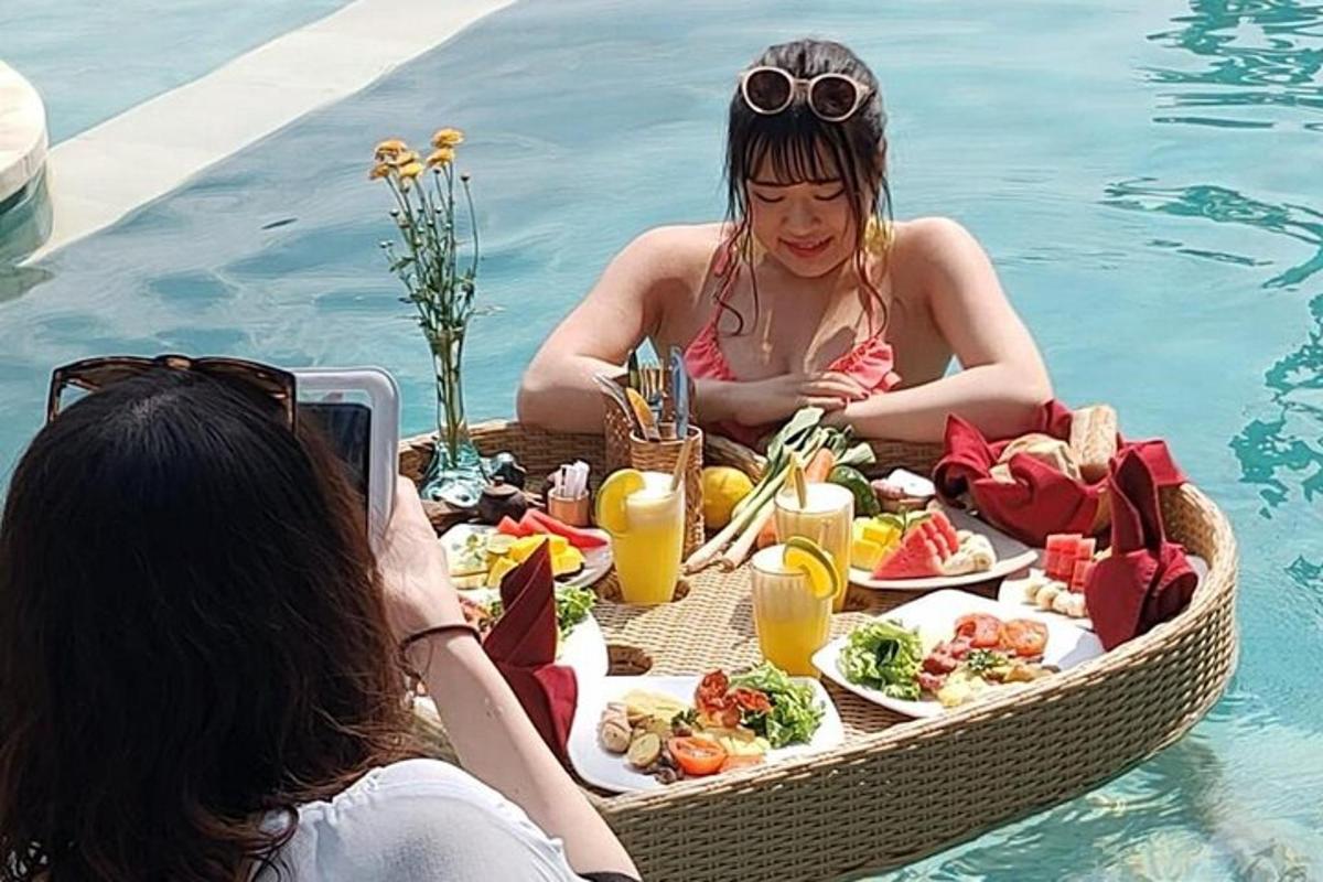 Dos mujeres en la piscina comiendo comida en la piscina.