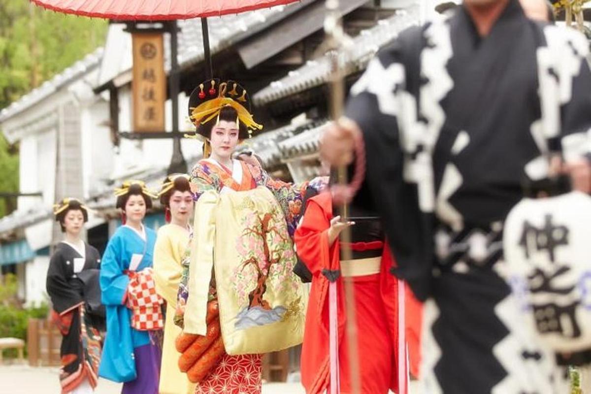 hópur fólks klæddur í kimono fyrir framan musteri