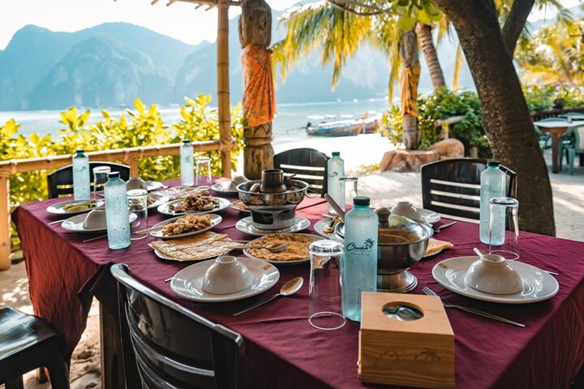 ein Tisch mit Tellern voller Essen auf einer lila Tischdecke