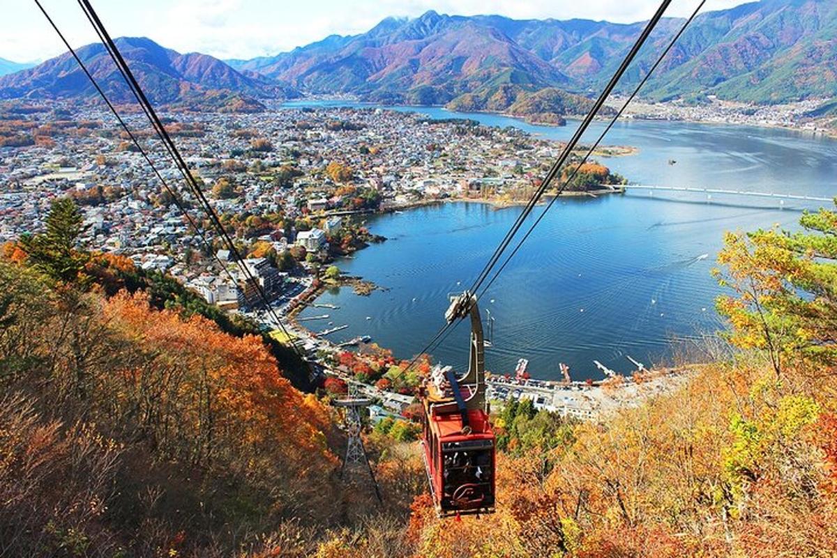 một chiếc thuyền gondola bay qua một thành phố và một con sông