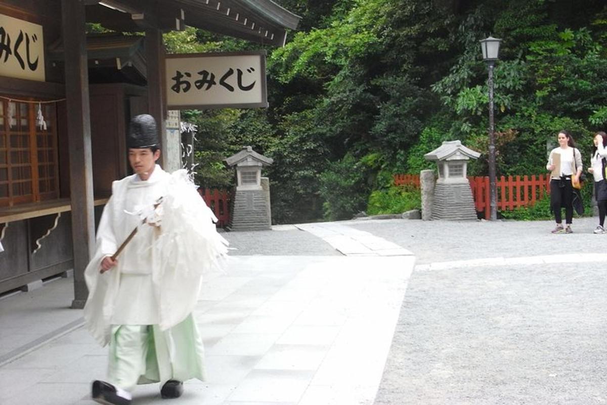 Ungur drengur í kimono gengur niður götu
