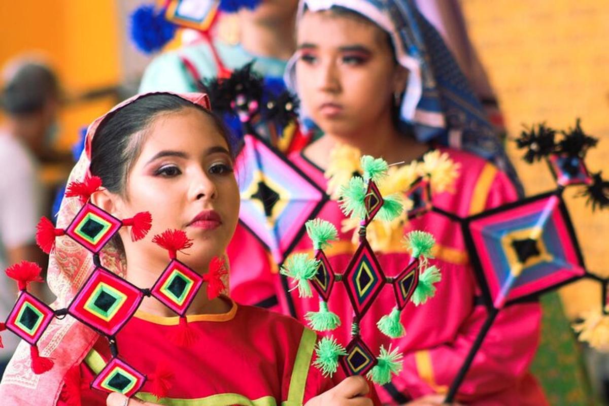 două femei îmbrăcate în costume colorate