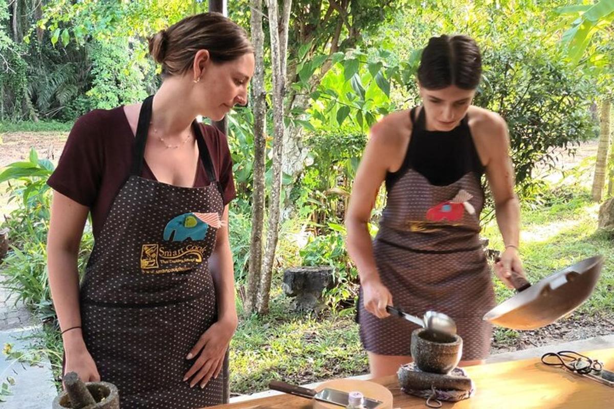 due donne in grembiule che preparano il cibo su un tavolo