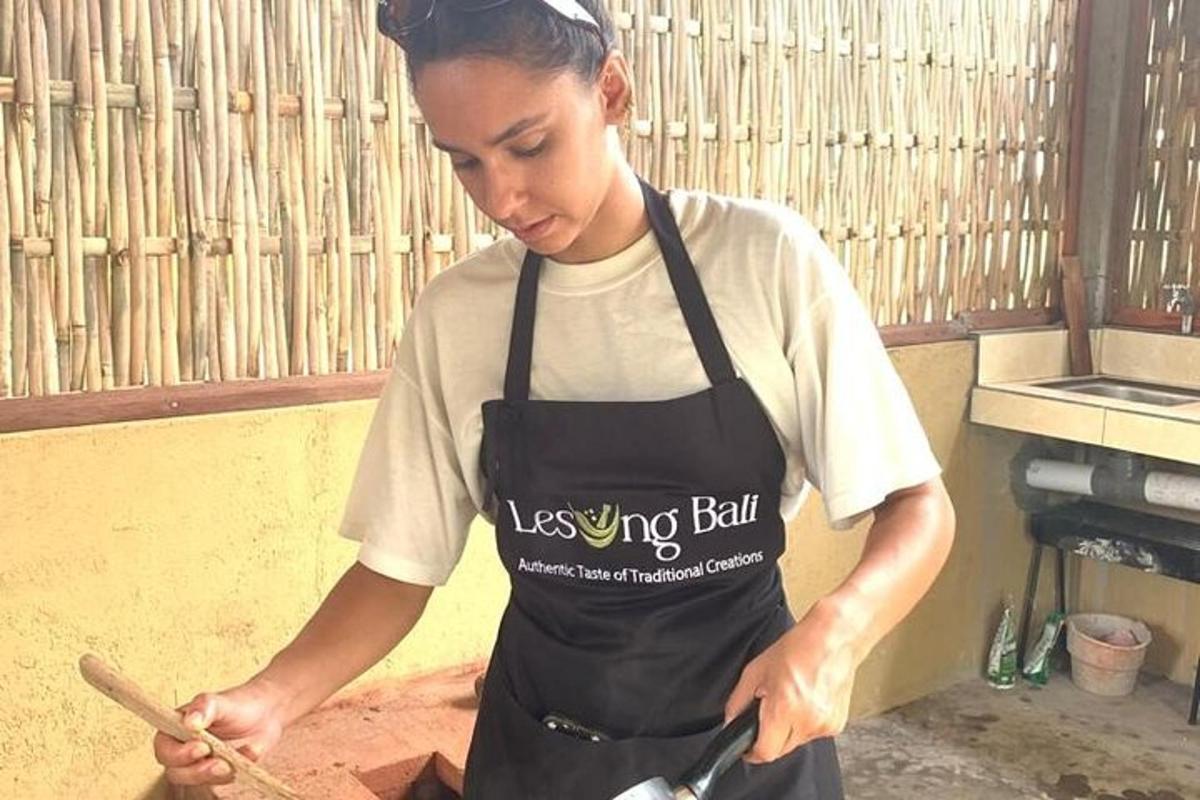 una dona amb davantal preparant menjar a la cuina