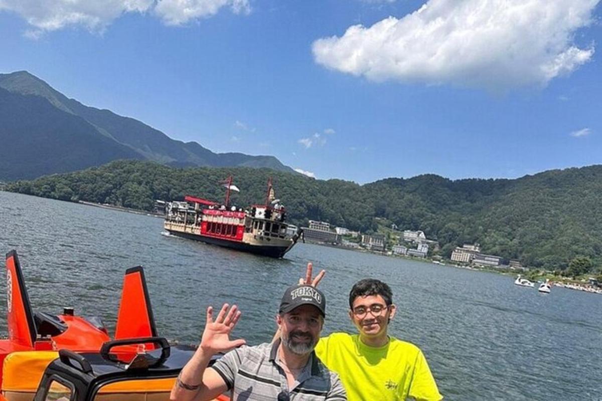 due uomini in una barca su un lago con una barca