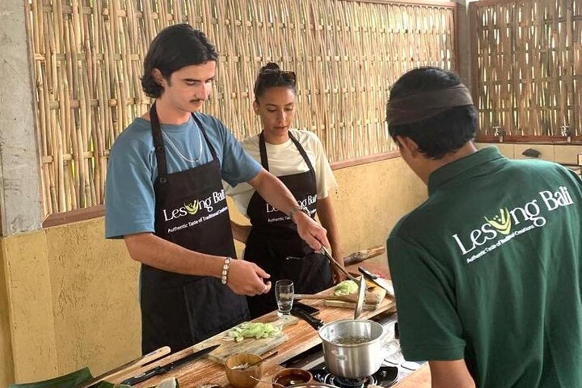 un grup de persones a la cuina preparant menjar
