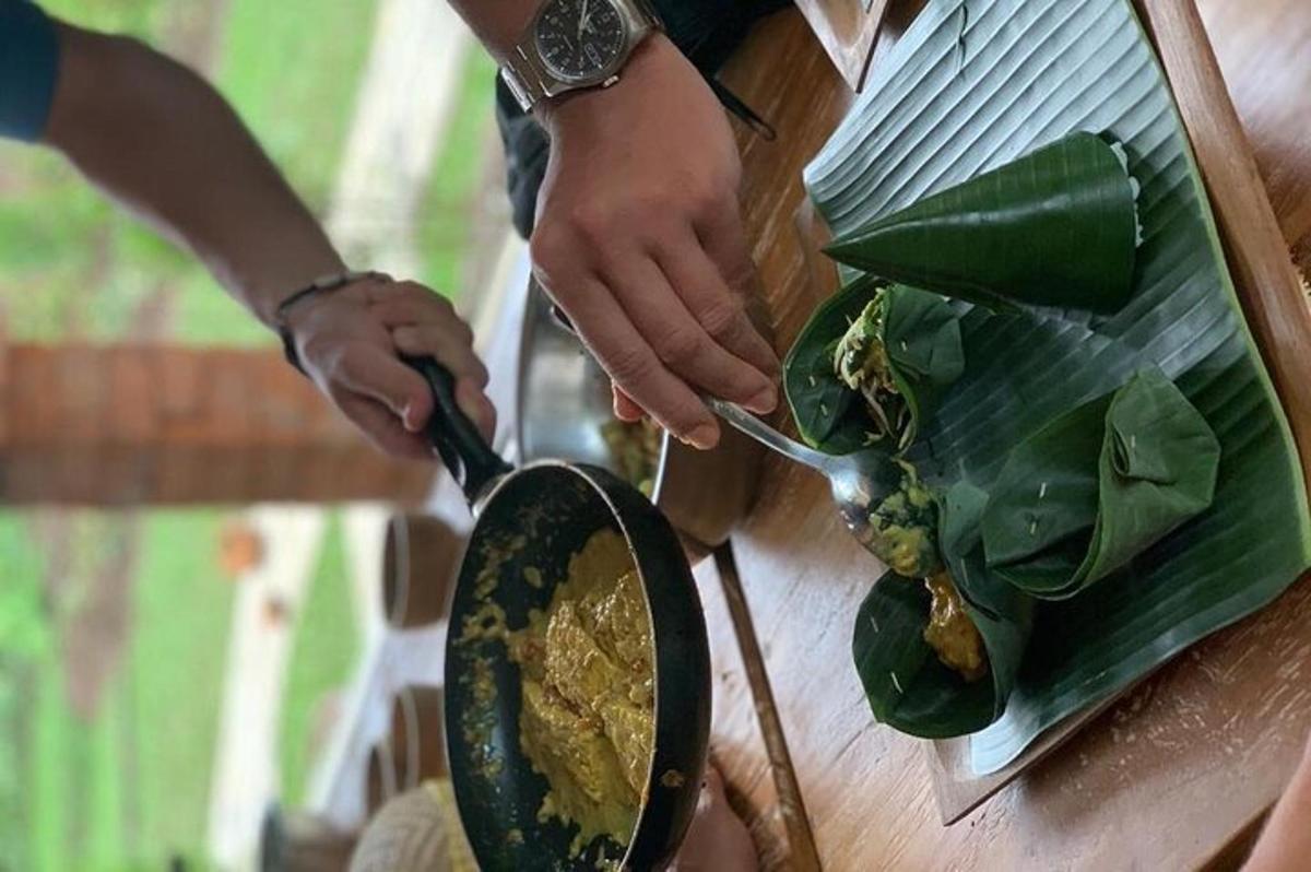 拿着勺子和一锅食物的人