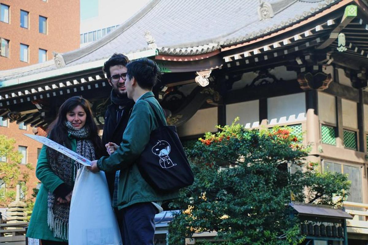 建物の前に立っている人々のグループ