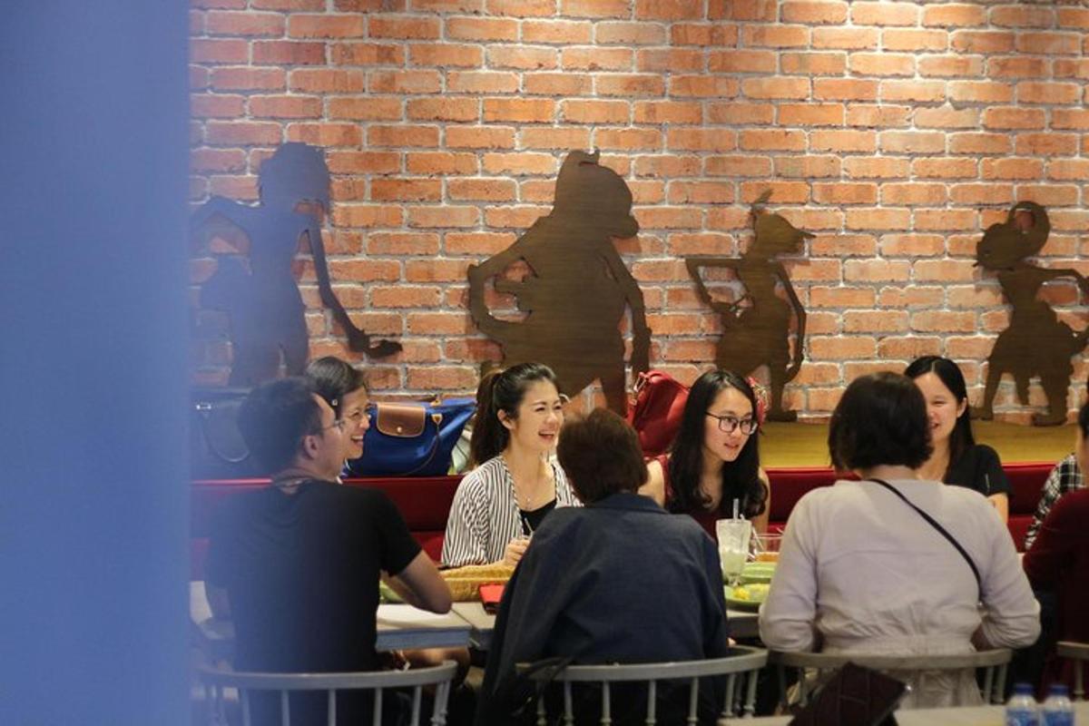 skupina lidí sedících u stolu v restauraci