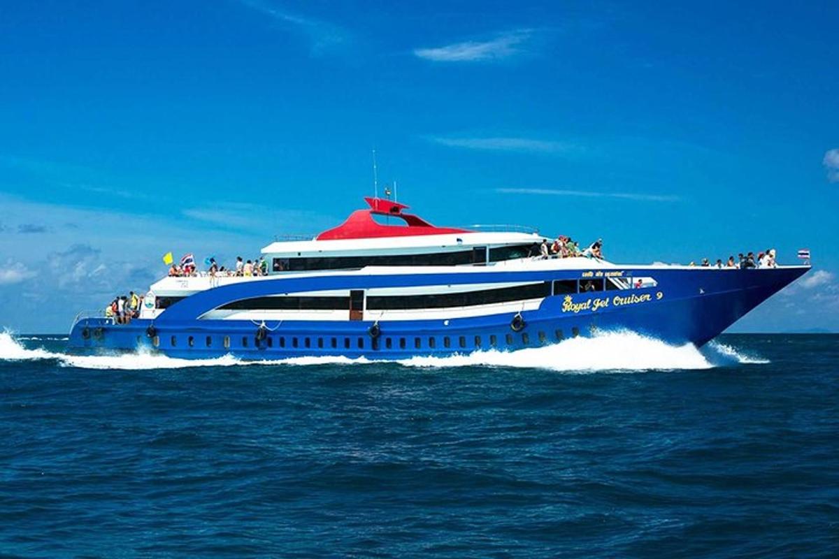 isang malaking asul at puting bangka sa tubig