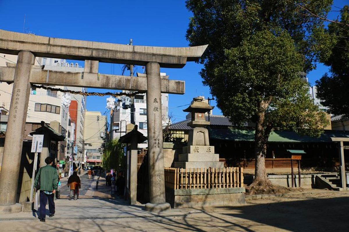 un home caminant per una vorera al costat d'un monument