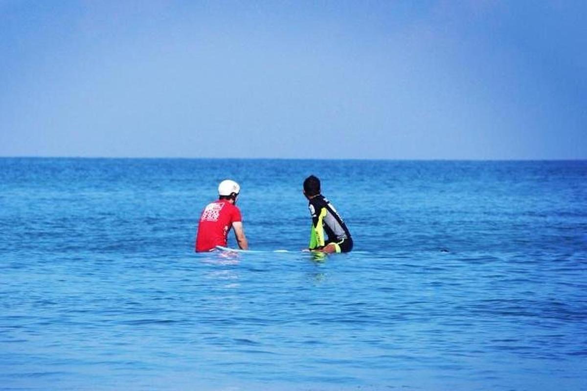 due persone sedute nell'acqua dell'oceano