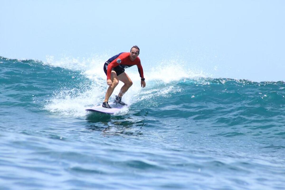 un uomo che cavalca un'onda su una tavola da surf nell'oceano