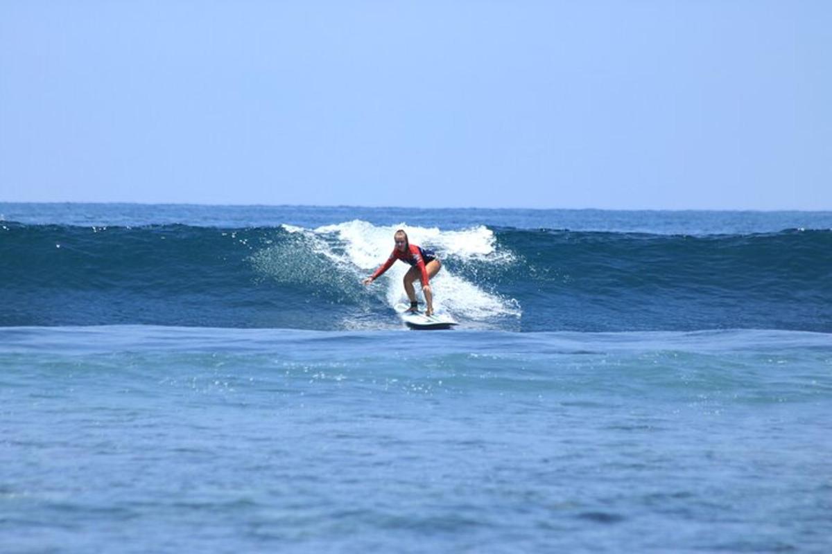 un uomo che cavalca un'onda su una tavola da surf nell'oceano