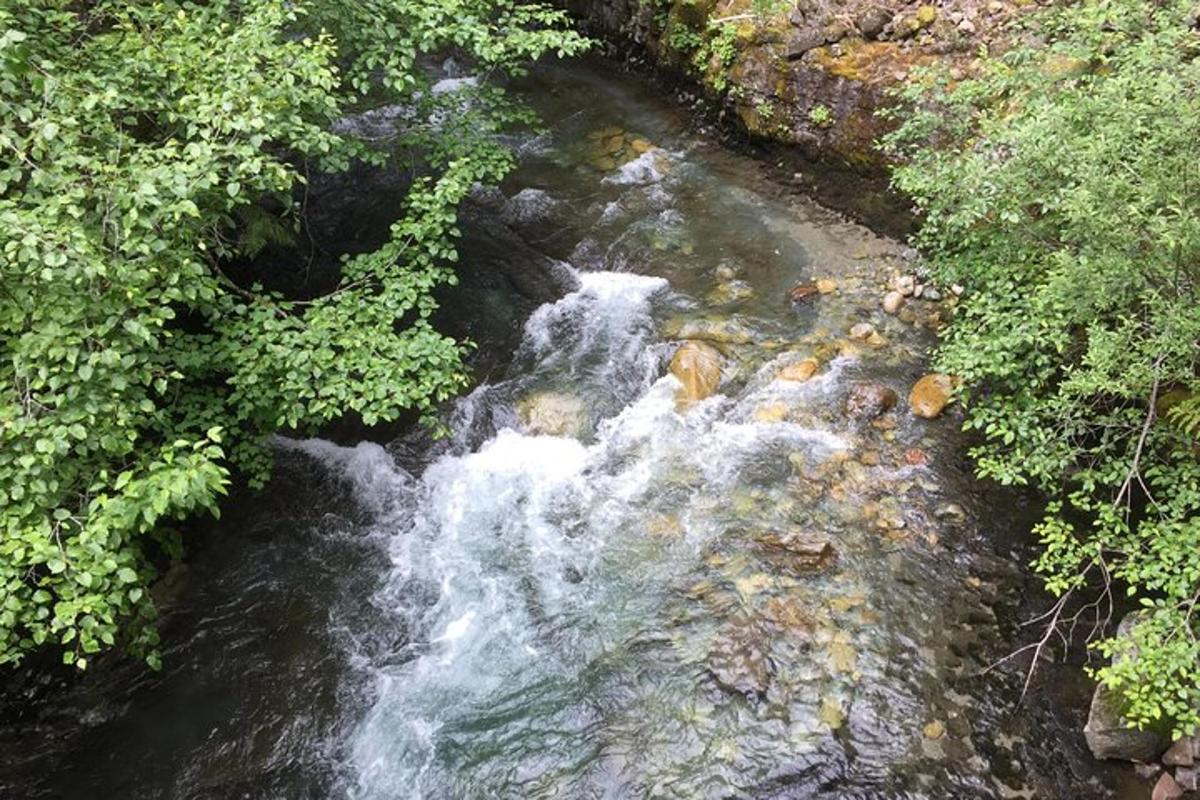 вид з повітря на потік води
