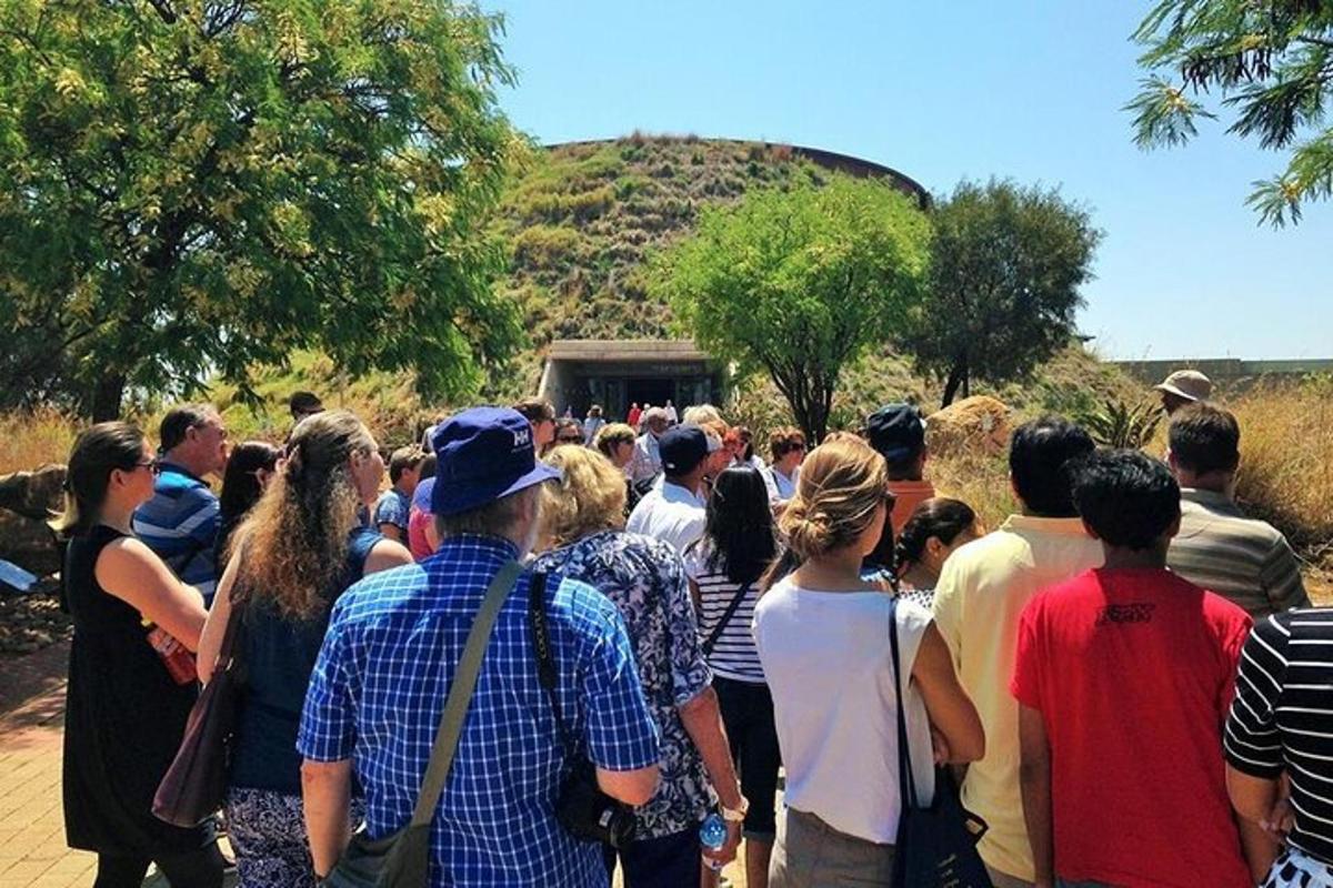 ένα πλήθος ανθρώπων που στέκονται μπροστά από ένα φορτηγό