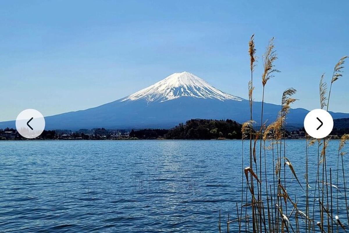 una montagna in lontananza con uno specchio d'acqua