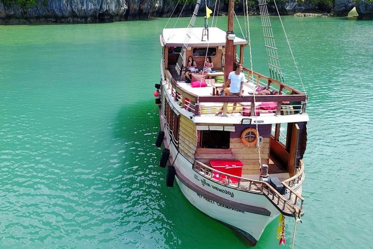 чамац који плута на воденој површини