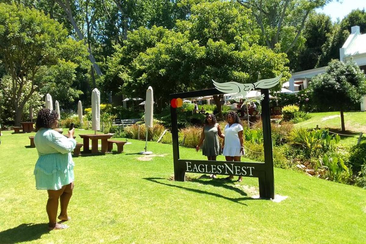 Una mujer tomando una foto de un cartel en un parque.