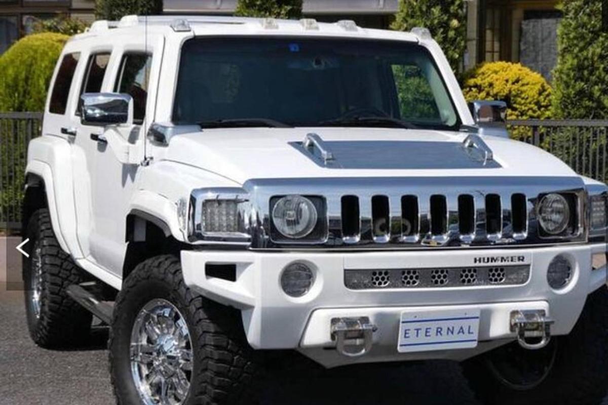 sebuah jip putih diletakkan di tempat letak kereta