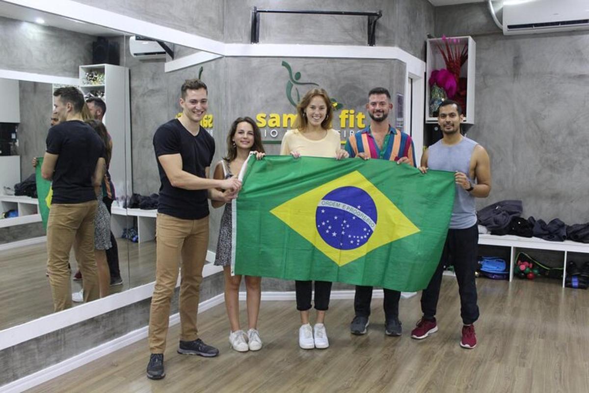skupina lidí držících brazilskou vlajku