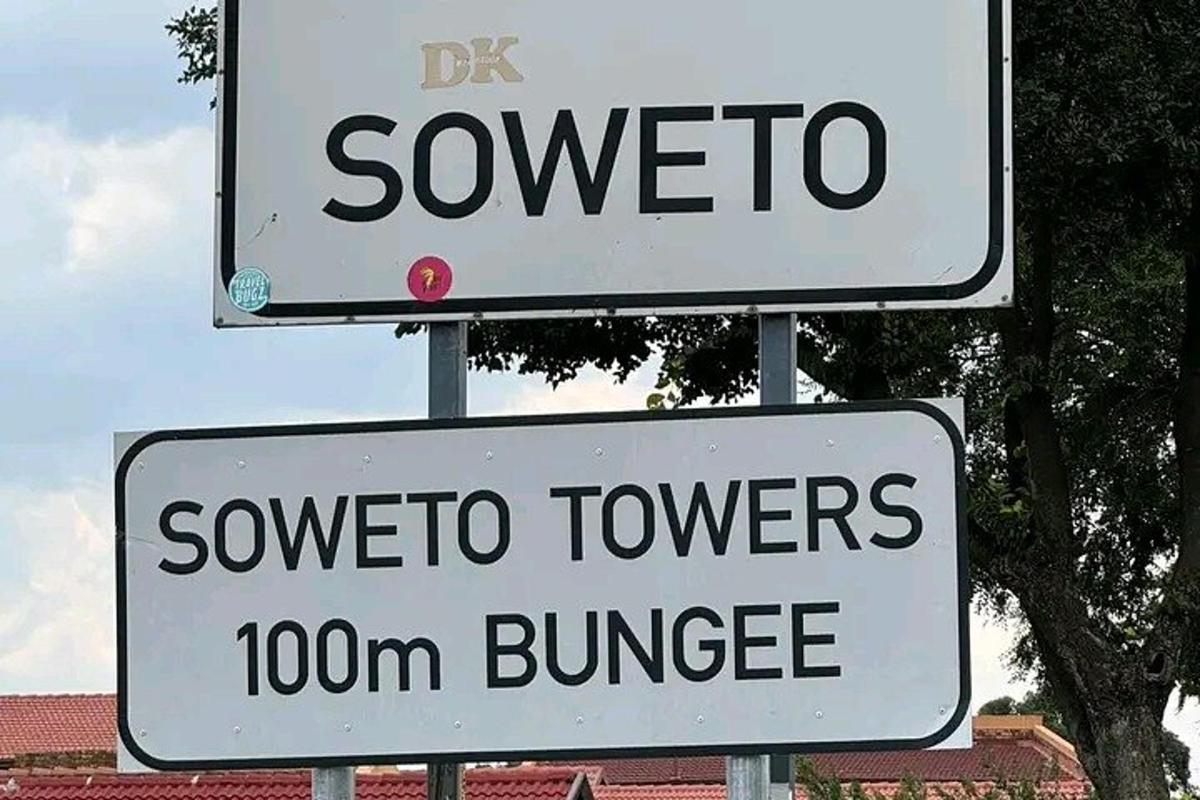 două indicatoare stradale pe care scrie „squeder towers burger”